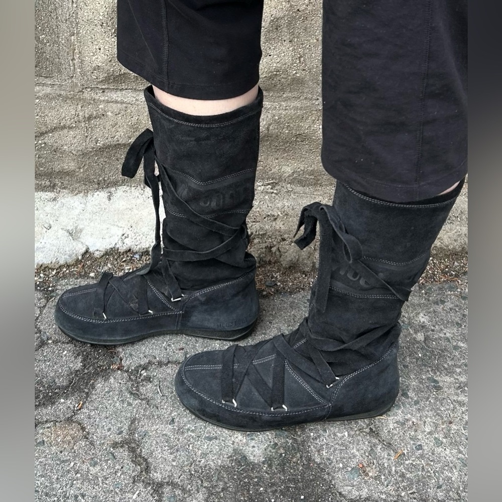 Moon Boots. Black suede. Womens size 8.5. Great condition!